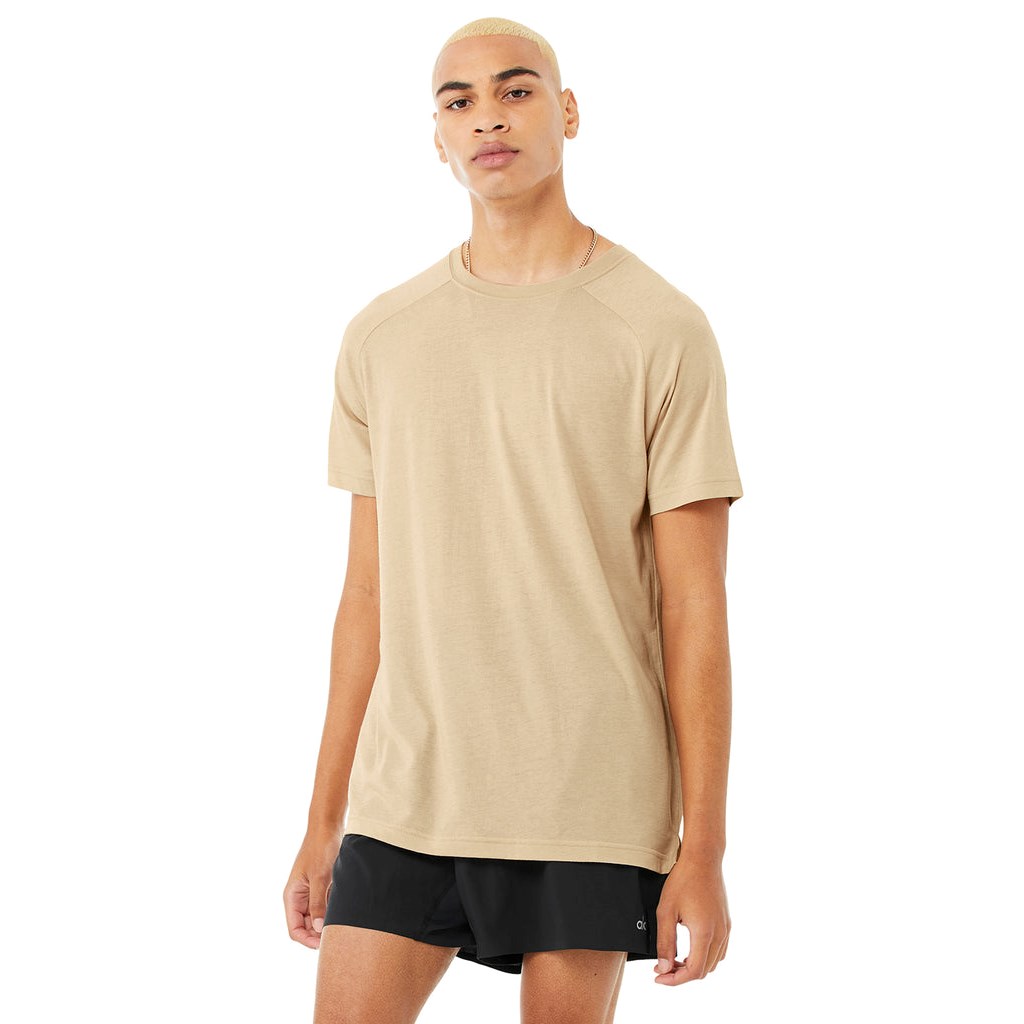 Camiseta Alo Yoga The Triumph Crew Neck Corta Sleeves Hombre Beige | TVLP31906